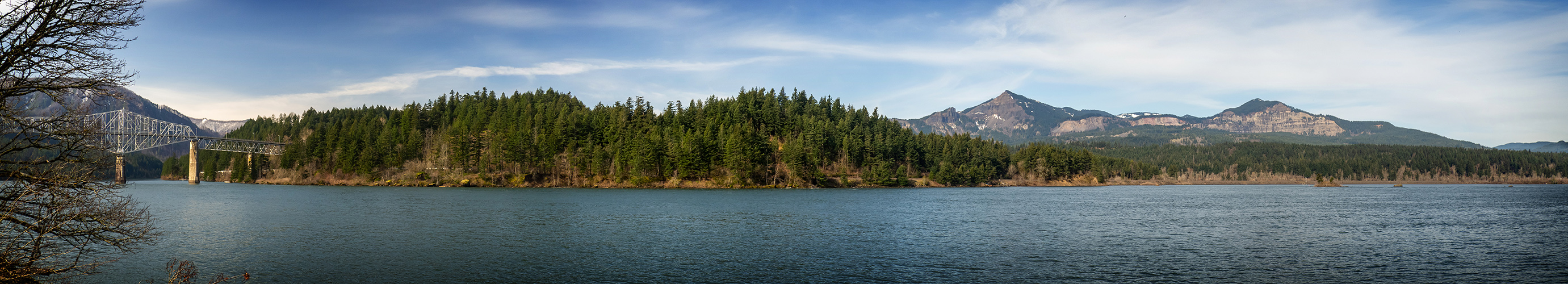 Bonneville Landslide panorama. From left to right-Bridge of the Gods, Bonneville Landslide deposit, Table Mountain, Red Bluffs, and Greenleaf Peak.
